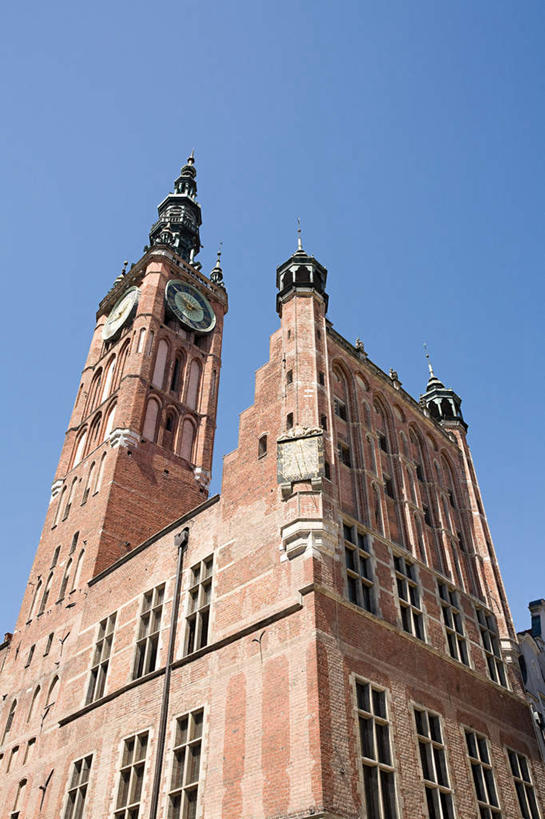 无人,家,竖图,室外,白天,仰视,旅游,度假,标志建筑,地标,建筑,欧洲,波兰,阴影,时间,光线,时钟,影子,房屋,屋子,计时,娱乐,建设,楼房,住宅,蓝色,蓝天,天空,阳光,钟表,天,享受,休闲,表,旅游胜地,放松,晴朗,中欧,万里无云,省会,塔钟,波兰共和国,格但斯克,波美拉尼亚,波美拉尼亚省,钟,晴空,晴空万里,彩图,低角度拍摄,房子