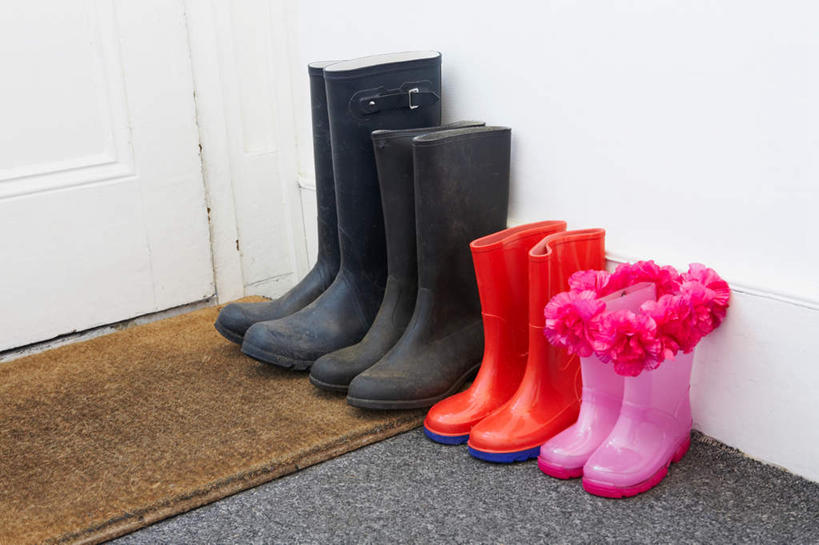 无人,横图,室内,特写,白天,正面,地毯,门,鞋子,三双,一排,整齐,装饰,编织,雨鞋,雨靴,手工艺品,织物,靴子,排列,红色,黑色,工艺品,门框,华丽,修饰,点缀,队列,胶鞋,衬托,美观,雅致,雅观,彩图