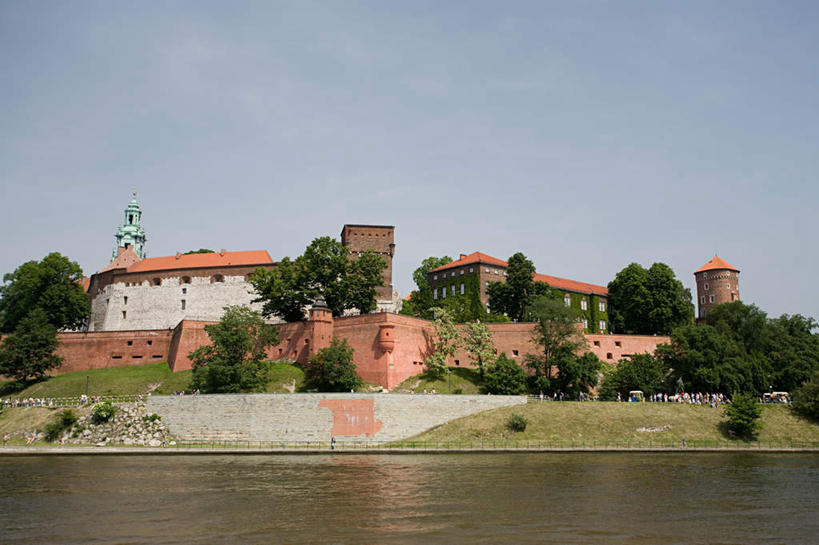 无人,家,横图,室外,白天,正面,旅游,度假,草地,草坪,河流,水,植物,别墅,标志建筑,地标,建筑,欧洲,波兰,阴影,光线,影子,堡垒,城堡,房屋,屋子,河水,水流,公寓,娱乐,建设,洋房,楼房,住宅,草,树,树木,蓝色,绿色,蓝天,天空,阳光,自然,天,享受,休闲,旅游胜地,放松,生长,晴朗,成长,要塞,中欧,万里无云,波兰共和国,克拉科夫,维斯瓦河,设防,克拉科夫省,瓦维尔宫,维斯图拉河,晴空,晴空万里,彩图,房子