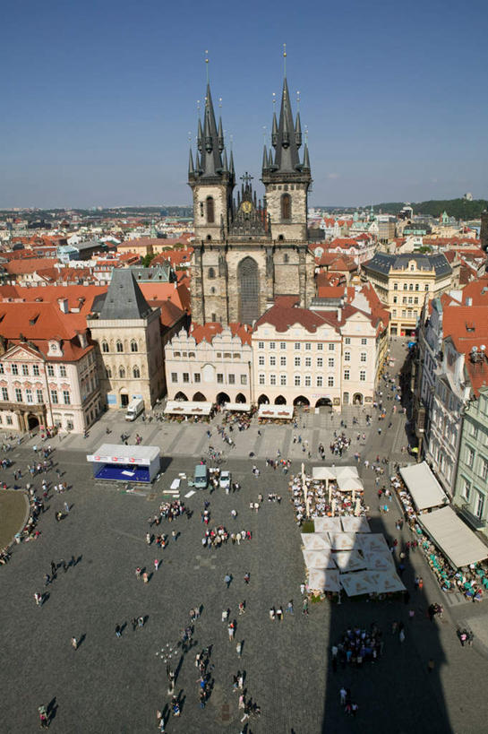 西方人,家,教堂,走,竖图,俯视,航拍,室外,白天,旅游,度假,植物,标志建筑,地标,建筑,欧洲,捷克,欧洲人,阴影,服装,节日,光线,影子,房屋,屋子,云,云朵,首都,许多人,云彩,注视,休闲装,文化,娱乐,建设,楼房,住宅,树,树木,衣服,蓝色,绿色,白云,蓝天,天空,阳光,自然,天,观察,看,祈祷,一群人,享受,休闲,健康,休闲服,旅游胜地,放松,许愿,宗教,服饰,信仰,生长,晴朗,成长,观看,纪念,祈求,察看,基督教,鸟瞰,关注,天主教,信念,中欧,捷克共和国,旧城广场,布拉格广场,布拉格,瓦茨拉夫广场,布拉格旧城广场,布拉格老城广场,提恩教堂,平安,男人,男性,女人,女性,中年男性,中年女性,白种人,晴空,步行,散步,走路,彩图,高角度拍摄,全身,房子,大教堂,礼拜堂