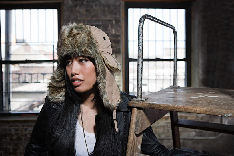 东方人,一个人,站,笑,攀登,微笑,露齿笑,横图,室内,白天,正面,窗户,帽子,亚洲,仅一个年轻女性,仅一个女性,仅一个人,服装,装饰,梯子,阶梯,木梯,墙,注视,休闲装,黄种人,玻璃窗,墙壁,墙面,衣服,观察,看,站着,休闲,温暖,休闲服,爬,服饰,观看,上升,保暖,点缀,察看,御寒,关注,衬托,美观,棉帽,登高,雷锋帽,年轻女性,女人,女性,亚洲人,攀爬,站立,半身,彩图