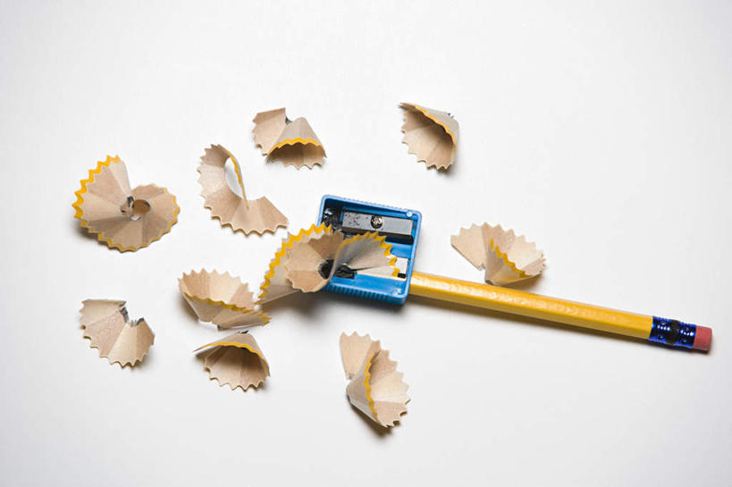 无人,横图,俯视,室内,特写,白天,白色背景,桌子,静物,阴影,反射,木制,笔,木屑,影子,办公用品,书桌,文具,一个,黄色,蓝色,课桌,木制品,铅笔,学习用品,摄影,影棚,单个,文具用品,一支,笔屑,卷笔刀,削笔刀,碎屑,铅笔屑,削笔机,彩图,高角度拍摄,影棚拍摄,拍摄