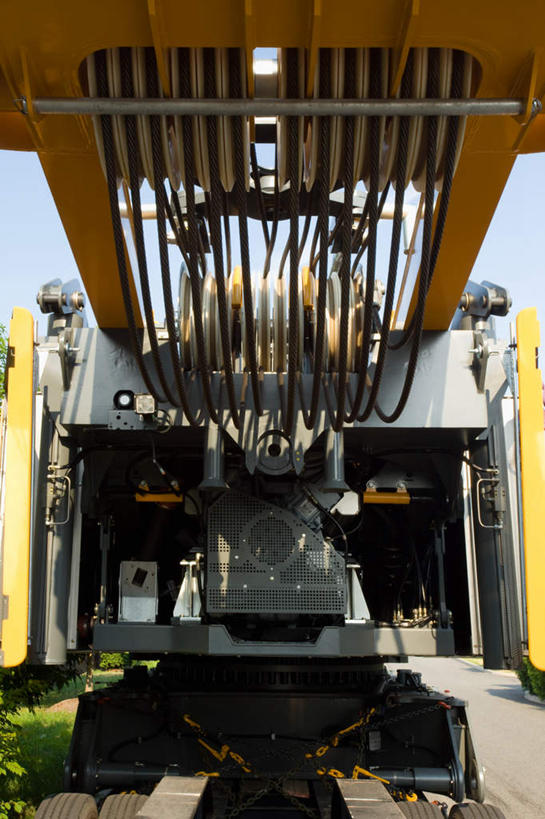 无人,竖图,室外,白天,正面,卡车,金属制品,一辆,阴影,光线,金属,影子,集装箱,黄色,蓝色,蓝天,天空,阳光,天,集装箱车,晴朗,货车,货运车,万里无云,晴空,晴空万里,载重汽车,彩图