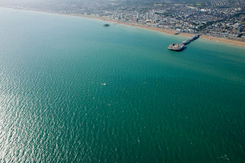 无人,家,码头,横图,俯视,航拍,室外,白天,旅游,度假,海浪,海洋,美景,沙滩,道路,港口,路,英国,欧洲,沙子,房屋,屋子,海岸,景观,浪花,公寓,小路,交通,沙地,娱乐,洋房,楼房,英格兰,住宅,自然,海水,享受,休闲,景色,放松,西欧,鸟瞰,自然风光,大不列颠,海景,大不列颠及北爱尔兰联合王国,大不列颠联合王国,日不落英帝国,英吉利,布莱顿,大海,风浪,海,海水的波动,海滩,近岸浪,涌浪,彩图,高角度拍摄,房子,摆渡口,埠头,渡口,渡头,港湾,海港,货运码头,口岸,商港