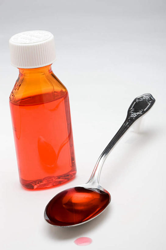 无人,竖图,俯视,室内,特写,白天,白色背景,安全,阴影,反射,药剂,影子,勺子,防护,一个,红色,瓶子,塑料制品,药水,药品,调羹,汤匙,塑料瓶,治疗,摄影,影棚,单个,保护,药物,医疗,保险,预防,平安,彩图,高角度拍摄,影棚拍摄,拍摄