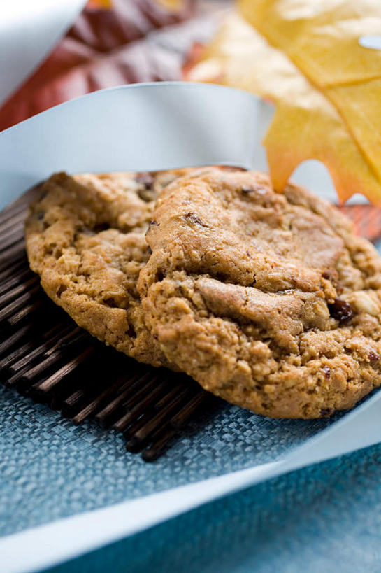 无人,竖图,俯视,室内,特写,白天,白色背景,烹饪,西餐,餐桌,桌子,阴影,朦胧,模糊,反射,包装,包装纸,影子,纸,鸡肉,肉,料理,食品,纸张,菜肴,美食,肉类,食物,快餐,西式,摄影,佳肴,影棚,餐台,包装材料,牛皮纸,炸鸡,肉食,西式快餐,垃圾食品,彩图,高角度拍摄,影棚拍摄,拍摄