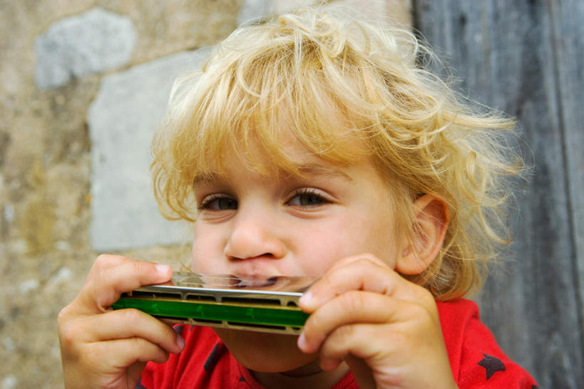 西方人,儿童,脸,头,脸颊,手,一个人,横图,室外,特写,白天,正面,纯洁,石头,欧洲,欧洲人,双手,仅一个男性,仅一个人,握,服装,石子,墙,吹奏乐器,口琴,乐器,音乐,吹奏,拿,演奏,拿着,注视,休闲装,肩膀,墙壁,墙面,一个,小孩,衣服,红色,观察,看,仅一个小孩,休闲,手部,休闲服,金色,可爱,童年,童趣,握着,服饰,单个,观看,察看,关注,童真,烂漫,无邪,天真,男孩,男人,男性,白种人,孩子,头部,卷发,脸部,脸蛋,面部,石块,岩石,半身,彩图,短发,男生