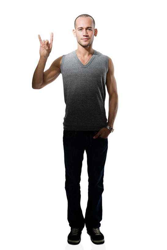 西方人,小拇指,一个人,站,笑,微笑,竖图,室内,白天,白色背景,正面,欧洲,非洲,黑人,欧洲人,仅一个男性,仅一个人,阴影,服装,反射,影子,注视,休闲装,仅一个年轻男性,衣服,观察,看,手势,站着,休闲,休闲服,竖,摄影,服饰,影棚,观看,翘,察看,食指,关注,示爱,单手抄兜,单手放兜,爱你,男人,男性,年轻男性,白种人,非洲人,插兜,手插兜,手放口袋,站立,彩图,全身,影棚拍摄,拍摄,手抄兜