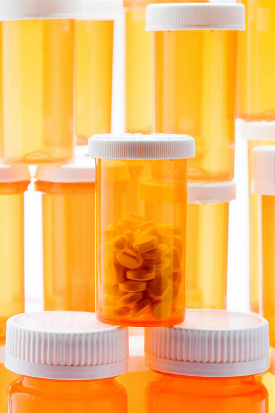 无人,竖图,室内,特写,白天,正面,一排,许多,小便,整齐,很多,排列,瓶子,塑料制品,橙色,塑料瓶,摄影,影棚,堆,尿,队列,排泄物,还元汤,轮回酒,人尿,彩图,影棚拍摄,拍摄