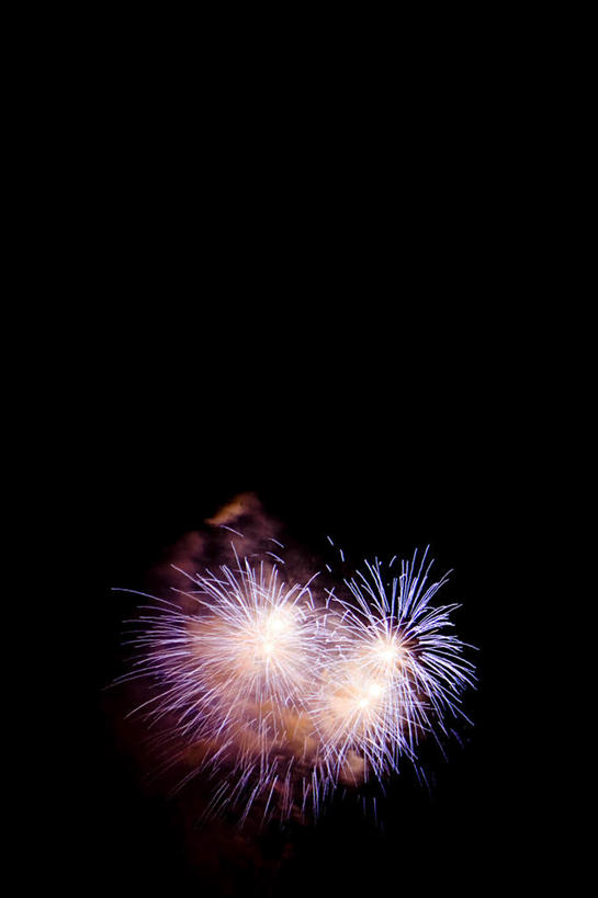 无人,竖图,彩色,室外,夜晚,仰视,旅游,度假,美景,烟火,夜景,阴影,庆祝,反射,影子,景观,娱乐,自然,焰火,享受,休闲,景色,放松,庆贺,壮丽,自然风光,祝贺,礼花,烂漫,花炮,礼花炮,灿艳,绮丽,绚丽,烟花,彩图,低角度拍摄