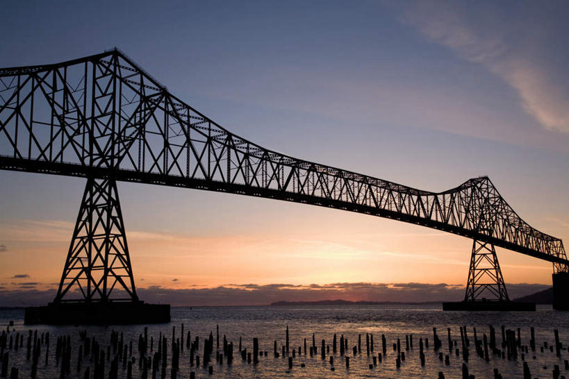 无人,横图,室外,白天,仰视,旅游,度假,河流,日落,水,标志建筑,大桥,地标,建筑,立交桥,桥梁,华盛顿,美国,波纹,河水,水流,晚霞,霞光,落日,高架,斜拉桥,桥,涟漪,背光,娱乐,建设,倒影,水纹,黄昏,波浪,享受,休闲,旅游胜地,彩霞,放松,倒映,北美,北美洲,美洲,逆光,俄勒冈州,华盛顿州,俄勒冈,水晕,常绿之州,常青州,北亚美利加洲,亚美利加洲,落日之州,水獭之州,海狸州,夕照,反照,阿斯托利亚.梅格勒大桥,夕阳,彩图,低角度拍摄,斜阳