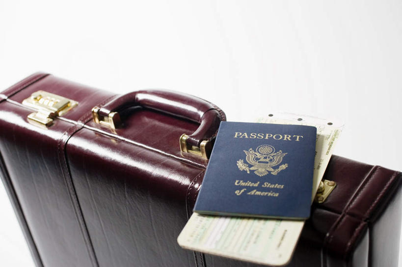 无人,横图,俯视,室内,特写,白天,白色背景,静物,一本,英文,标志,拉杆箱,旅行箱,文字,字符,字母,标识,一个,行李箱,箱子,摄影,影棚,单个,出差,英文字母,护照,彩图,高角度拍摄,影棚拍摄,旅行,拍摄,机票