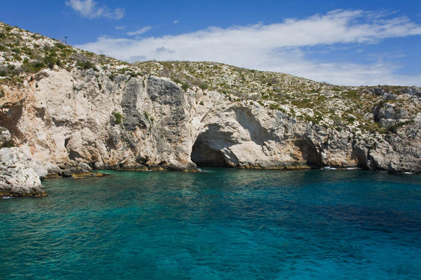 无人,横图,室外,白天,正面,旅游,度假,草地,草坪,海浪,海洋,美景,沙滩,植物,希腊,欧洲,阴影,光线,沙子,影子,洞,景观,浪花,云,云朵,沙地,云彩,娱乐,草,蓝色,绿色,白云,蓝天,天空,阳光,自然,海水,天,享受,休闲,景色,放松,洞穴,晴朗,自然风光,海景,穴,希腊共和国,爱奥尼亚群岛,伊奥尼亚群岛,扎金索斯,扎金索斯岛,大海,风浪,海,海水的波动,海滩,近岸浪,涌浪,晴空,彩图