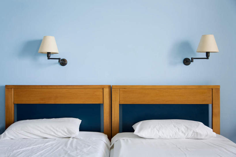 无人,横图,室内,白天,正面,床,靠垫,卧室,酒店,照明,希腊,欧洲,两张,壁灯,墙,双人床,灯光,床单,靠枕,被子,墙壁,墙面,灯,两个,蓝色,灯具,垫子,枕头,照亮,被单,照明设备,希腊共和国,爱奥尼亚群岛,伊奥尼亚群岛,扎金索斯,扎金索斯岛,彩图,睡房,卧房,旅店