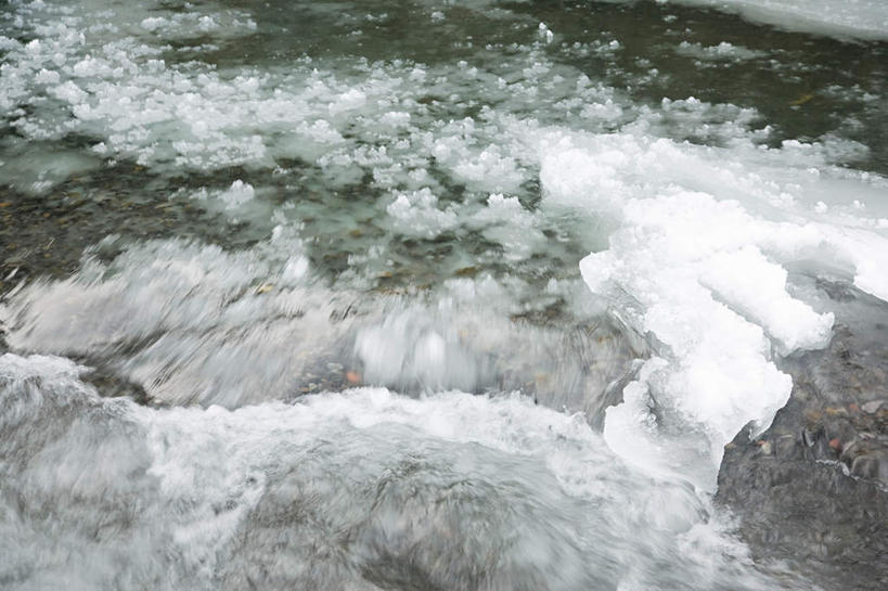 无人,横图,俯视,室外,特写,白天,旅游,度假,河流,石头,美景,水,雪,大雪,美国,阴影,光线,石子,影子,高地,河水,积雪,景观,水流,雪景,冬季,冬天,娱乐,倒影,阳光,自然,享受,休闲,景色,放松,寒冷,倒映,北美,北美洲,自然风光,美洲,河谷,俄勒冈州,哥伦比亚河谷,俄勒冈,北亚美利加洲,亚美利加洲,严寒,落日之州,水獭之州,海狸州,哥伦比亚谷,哥伦比亚山谷,反照,石块,岩石,彩图,高角度拍摄
