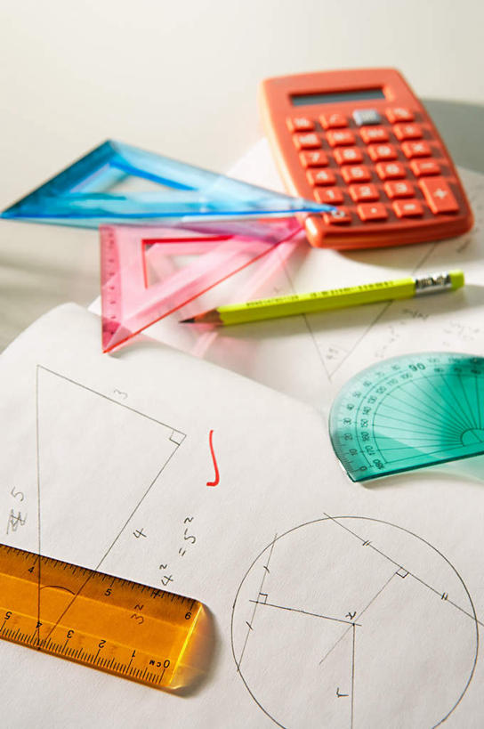 无人,竖图,俯视,室内,特写,白天,白色背景,计算器,静物,一堆,阴影,堆叠,堆积,朦胧,模糊,反射,计算,科学,测量,笔,图纸,影子,刻度,塑料,办公用品,设计图,文具,尺,三角尺,塑料制品,学习用品,理财,财务,角度,摄影,影棚,堆,测量工具,三角板,文具用品,尺子,衡量,绘图,数学,工程图,草图,蓝图,比例,测绘,量具,量仪,标度,等角三角板,直角三角板,设计,彩图,高角度拍摄,影棚拍摄,拍摄