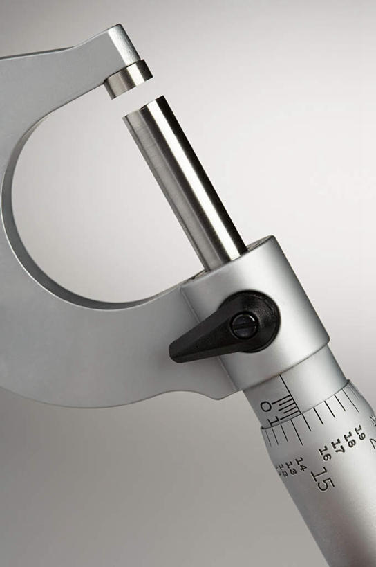 无人,竖图,俯视,室内,特写,白天,白色背景,静物,金属制品,阴影,反射,测量,金属,影子,刻度,一个,尺,摄影,影棚,单个,测量工具,精密,尺子,精度,精准,精细,量具,量仪,深度尺,螺旋测微器,千分尺,彩图,高角度拍摄,影棚拍摄,拍摄