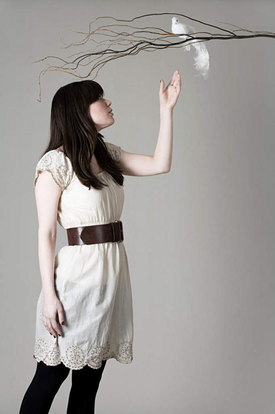 西方人,一个人,站,举,竖图,室内,白天,正面,裙子,植物,鸟,欧洲,欧洲人,仅一个年轻女性,仅一个女性,仅一个人,灰色背景,连衣裙,服装,斑鸠,鸟类,枝条,注视,休闲装,腰带,树,树木,树枝,一只,衣服,观察,看,托,站着,休闲,休闲服,摄影,服饰,影棚,观看,皮带,察看,关注,配饰,裤带,欧斑鸠,虬枝,枝杈,年轻女性,女人,女性,白种人,举起,举手,举着,向上举,向上伸,向上托,站立,半身,彩图,影棚拍摄,拍摄