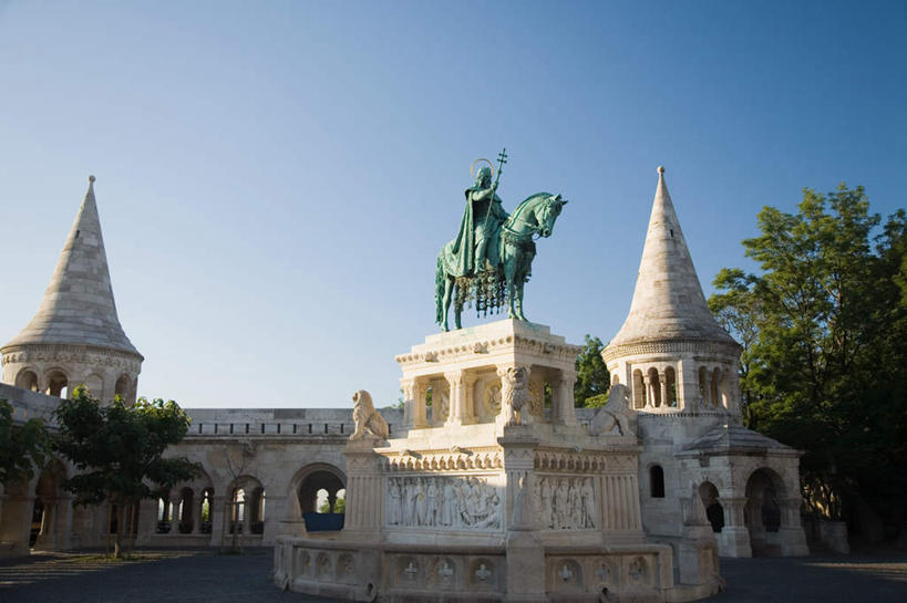 西方人,一个人,无人,家,横图,室外,白天,正面,仰视,度假,美景,植物,城市风光,城市,马,野生动物,雕塑,欧洲,匈牙利,欧洲人,仅一个男性,仅一个人,骑马,握,艺术,装饰,雕刻,雕像,房屋,屋子,景观,首都,注视,娱乐,楼房,一匹,住宅,树,树木,仅一个年轻男性,骑,蓝色,绿色,蓝天,天空,自然,动物,工艺品,天,观察,看,享受,休闲,景色,放松,握着,运输,牲畜,生长,晴朗,成长,观看,纪念,美术,察看,布达佩斯,关注,主题,陈列,中欧,城堡山,万里无云,功能,美学,匈牙利共和国,渔人堡,布达佩斯城堡山,男人,男性,年轻男性,白种人,晴空,晴空万里,彩图,低角度拍摄,全身,房子