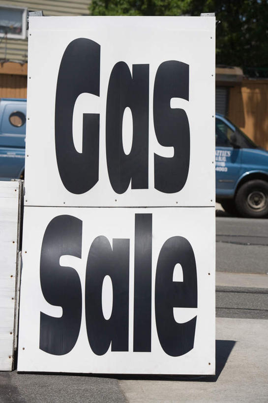 无人,竖图,室外,白天,正面,度假,美景,城市风光,城市,阴影,光线,英文,标志,文字,影子,字符,字母,景观,地面,娱乐,标识,阳光,享受,休闲,景色,放松,加油站,能源,英文字母,燃料,资源,能量,汽油,燃油,彩图