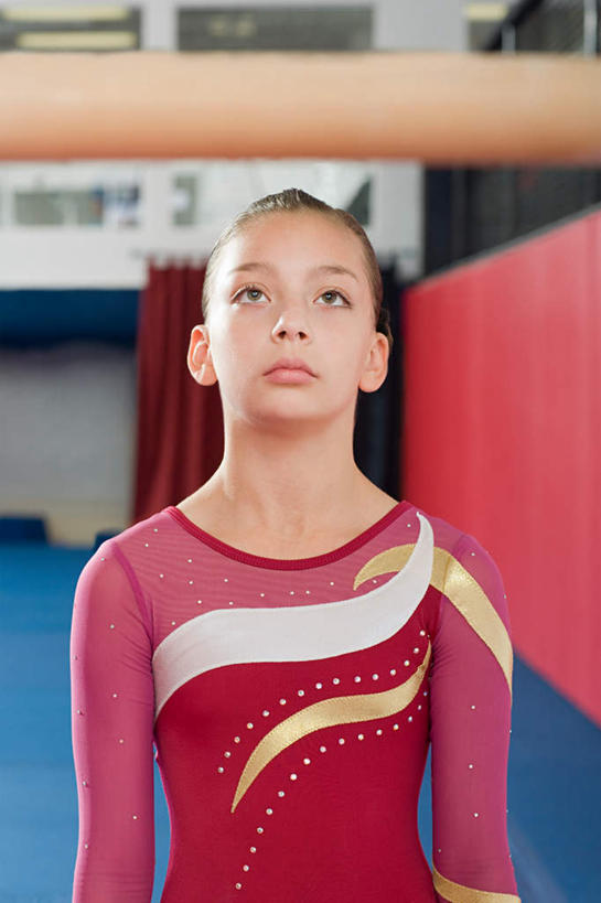 西方人,儿童,一个人,运动员,站,竖图,室内,白天,正面,运动服,锻炼,纯洁,运动,高低杠,欧洲,欧洲人,仅一个女性,仅一个人,服装,注视,运动器械,小孩,衣服,红色,观察,看,站着,仅一个小孩,健身器械,可爱,童年,童趣,服饰,观看,察看,衣着,穿着,关注,健身器材,童真,烂漫,无邪,衣饰,体育,天真,女孩,女人,女性,白种人,孩子,体育运动员,运动选手,站立,半身,彩图,健身,运动器材,女生,运动装