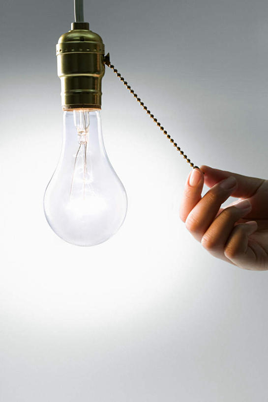 手,竖图,室内,特写,白天,正面,照明,握,灰色背景,灯泡,灯,一个,灯具,手部,握着,摄影,白炽灯,影棚,单个,单手,照亮,照明工具,白炽灯泡,半身,彩图,影棚拍摄,拍摄