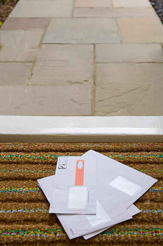 无人,家,竖图,俯视,室内,特写,白天,门,静物,一堆,许多,阴影,堆叠,堆积,光线,信封,影子,房屋,屋子,楼房,住宅,阳光,垫子,门框,堆,彩图,高角度拍摄,房子