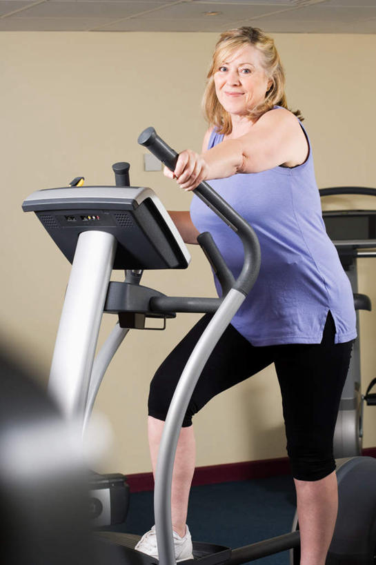 西方人,一个人,健身房,笑,微笑,露齿笑,竖图,室内,白天,正面,运动服,锻炼,运动,欧洲,欧洲人,仅一个女性,仅一个人,握,阴影,服装,反射,影子,注视,娱乐,运动器械,踩,衣服,踩着,观察,看,仅一个中年女性,享受,休闲,健身器械,放松,握着,服饰,观看,察看,衣着,穿着,关注,健身器材,室内运动,衣饰,漫步机,太空漫步机,女人,女性,中年女性,白种人,半身,彩图,健身,健身馆,运动器材,运动装