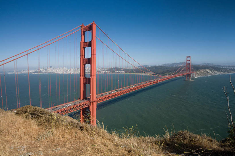 无人,横图,室外,白天,正面,旅游,度假,海浪,海洋,植物,标志建筑,大桥,地标,建筑,桥梁,美国,阴影,枯萎,光线,影子,浪花,桥,枯草,娱乐,建设,拱桥,草,黄色,蓝色,蓝天,天空,阳光,海水,天,享受,休闲,旅游胜地,放松,晴朗,悬索桥,北美,北美洲,加利福尼亚,美洲,金门大桥,海景,加州,加利福尼亚州,万里无云,金州,黄金州,金门海峡,桁架拱桥,北亚美利加洲,亚美利加洲,大海,风浪,海,海水的波动,近岸浪,涌浪,晴空,晴空万里,彩图