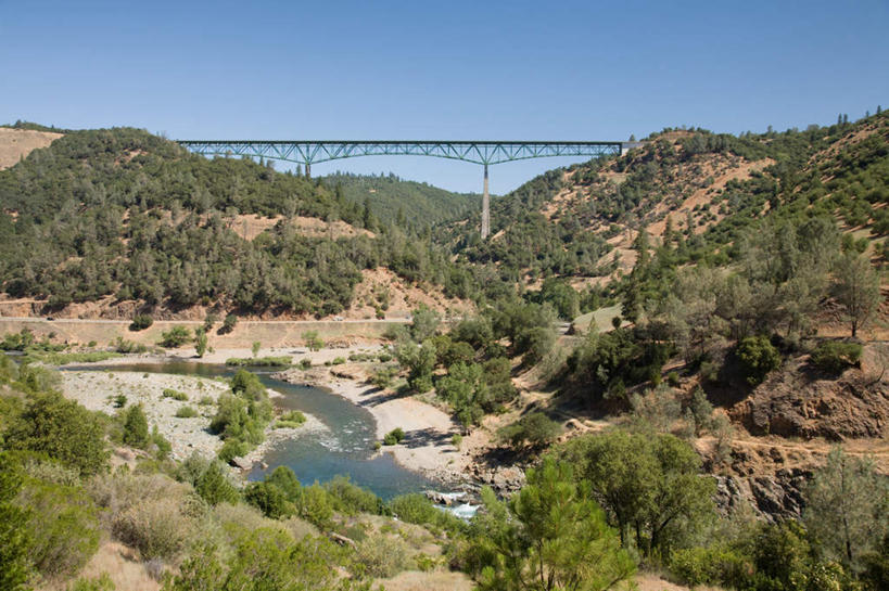 无人,横图,室外,白天,正面,旅游,度假,草地,草坪,河流,美景,山,山脉,水,植物,大桥,立交桥,桥梁,美国,阴影,光线,影子,河水,景观,山峰,水流,高架,斜拉桥,桥,山峦,娱乐,草,树,树木,蓝色,绿色,蓝天,天空,阳光,自然,群山,天,享受,休闲,景色,放松,生长,晴朗,成长,北美,北美洲,自然风光,美洲,加州,加利福尼亚州,万里无云,萨克拉门托,北亚美利加洲,亚美利加洲,萨克拉门托县,晴空,晴空万里,彩图