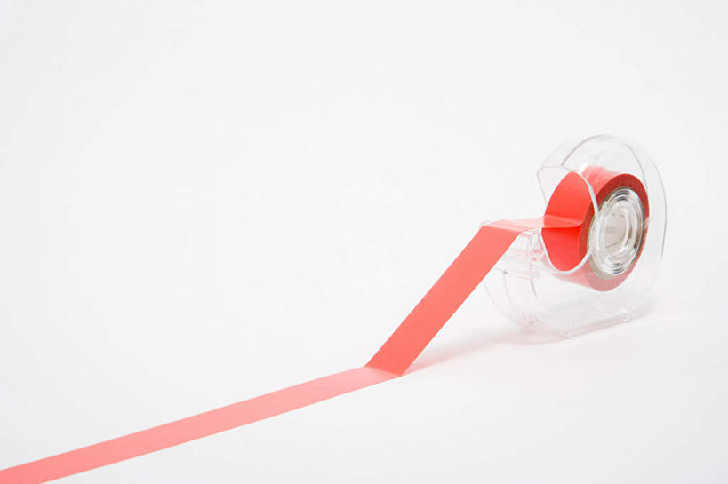 无人,横图,俯视,室内,特写,白天,白色背景,静物,阴影,反射,影子,办公用品,文具,红色,摄影,影棚,办公设备,文具用品,胶布,透明胶,文化工具,封箱器,胶带座,黏胶,粘胶器,彩图,高角度拍摄,影棚拍摄,拍摄