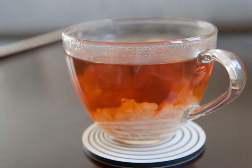 牛奶,无人,横图,俯视,室内,特写,白天,餐桌,桌子,杯子,玻璃,阴影,朦胧,模糊,反射,影子,红茶,奶茶,饮品,一杯,营养,玻璃制品,饮料,一个,水杯,单个,餐台,乳制品,奶,安神,茶杯,彩图,高角度拍摄