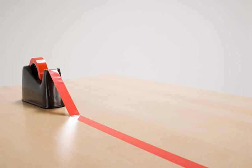 无人,横图,俯视,室内,特写,白天,白色背景,桌子,静物,阴影,反射,影子,办公用品,书桌,文具,一个,红色,黑色,课桌,摄影,影棚,单个,办公设备,文具用品,胶布,透明胶,文化工具,封箱器,胶带座,黏胶,粘胶器,彩图,高角度拍摄,影棚拍摄,拍摄