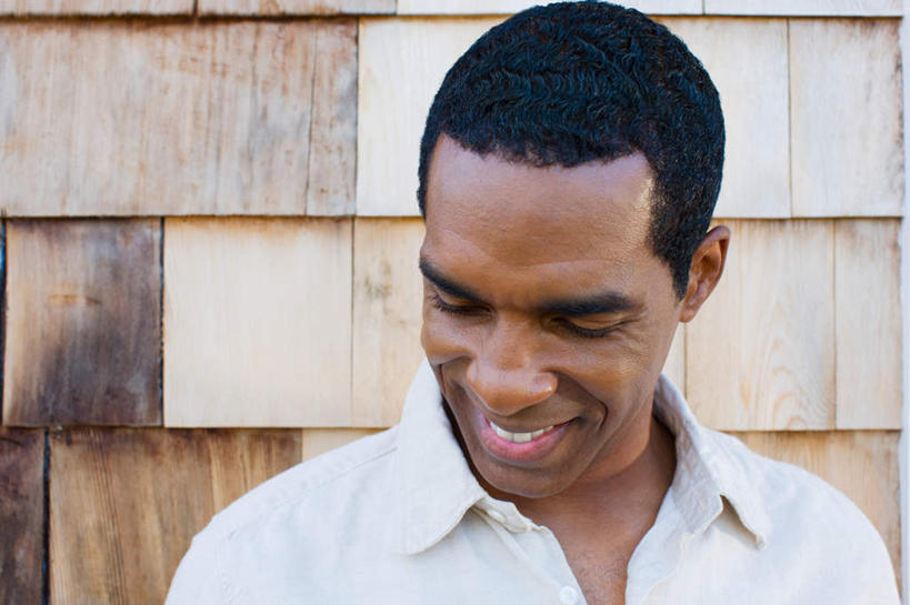 西方人,脸,头,脸颊,一个人,站,笑,微笑,露齿笑,横图,室外,特写,白天,正面,衬衫,欧洲,非洲,黑人,欧洲人,仅一个男性,仅一个人,仅一个中年男性,朦胧,模糊,墙,注视,肩膀,墙壁,墙面,白色,低头,观察,看,站着,转身,观看,察看,关注,男人,男性,中年男性,非洲人,头部,脸部,脸蛋,面部,站立,半身,彩图,衬衣