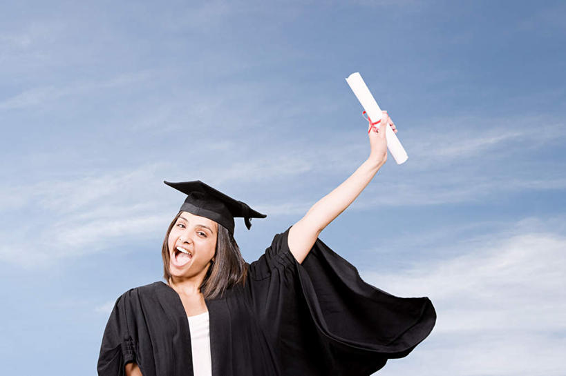 一个人,学生,跳,笑,微笑,露齿笑,横图,室外,白天,仰视,兴奋,亚洲,仅一个年轻女性,仅一个女性,仅一个人,握,阴影,朦胧,模糊,光线,文凭,影子,云,云朵,拿,云彩,拿着,注视,蓝色,白云,蓝天,天空,阳光,天,观察,看,张嘴,握着,流苏,晴朗,观看,察看,证书,学士帽,毕业,关注,学士服,张大嘴巴,学位证,学位证书,垂布,学士袍,年轻女性,女人,女性,亚洲人,印度人,晴空,张开嘴,跳跃,半身,彩图,低角度拍摄,高兴