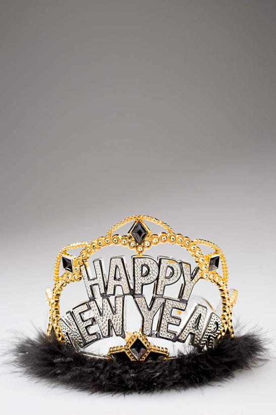 无人,竖图,室内,特写,白天,正面,静物,皇冠,灰色背景,装饰,英文,标志,文字,字符,字母,标识,摄影,影棚,英文字母,华丽,修饰,点缀,权威,高贵,衬托,美观,雅致,雅观,一顶,权力,统治,王冠,彩图,影棚拍摄,拍摄