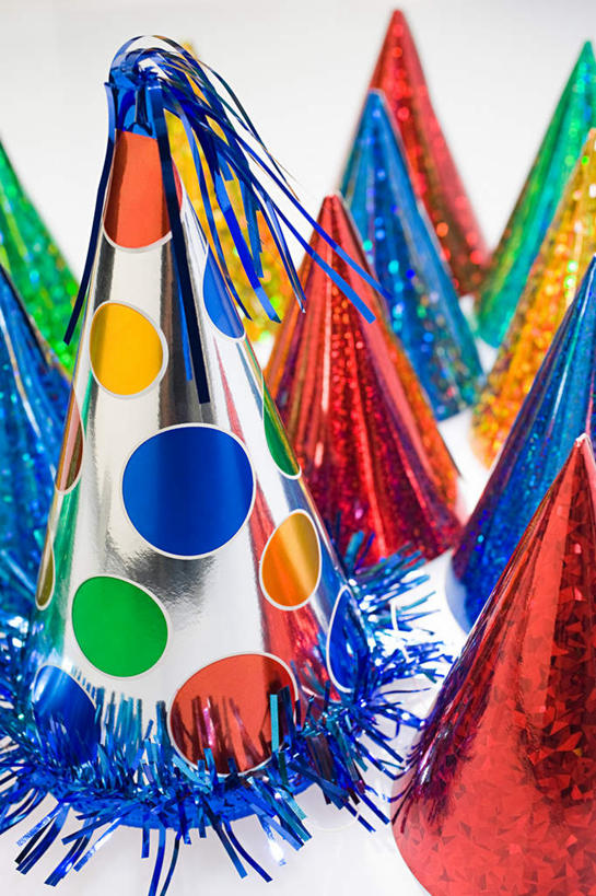 无人,竖图,俯视,彩色,室内,特写,白天,白色背景,静物,帽子,一排,许多,纸质,整齐,生日帽,排列,摄影,影棚,小丑帽,队列,三角帽,狂欢帽,派对帽,聚会帽,纸帽,彩图,高角度拍摄,影棚拍摄,拍摄