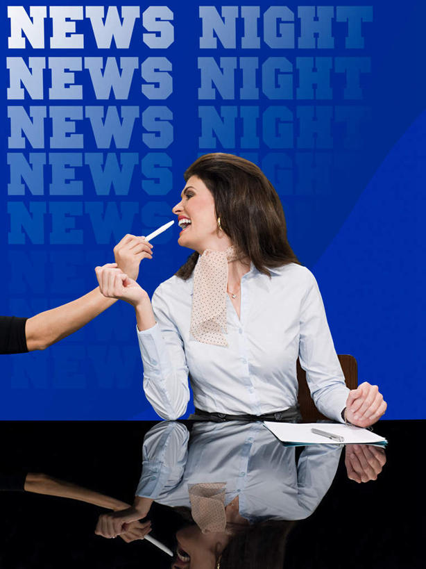 西方人,两个人,坐,竖图,室内,白天,正面,化妆,美容,桌面,桌子,欧洲,欧洲人,护肤,握,阴影,反射,木制,英文,笔,标志,材料,档案,文件,文字,影子,纸,字符,字母,墙,办公用品,拿,拿着,注视,标识,唇刷,水笔,墙壁,墙面,文具,化妆刷,木制品,手稿,刷子,学习用品,资料,观察,看,保养,享受,休闲,放松,握着,保健,媒体,观看,司仪,英文字母,文具用品,证明,察看,美容工具,关注,广播,文档,宣传,主持人,主持,养颜,彩妆刷,化妆工具,电视节目主持人,节目主持人,女人,女性,中年女性,白种人,坐着,半身,彩图