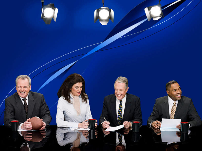 咖啡,西方人,四个人,伙伴,朋友,坐,笑,说,微笑,露齿笑,横图,室内,白天,正面,衬衫,西装,锻炼,讨论,友谊,幸福,成功,运动,合作,团队,信心,竞争,橄榄球,桌面,桌子,杯子,照明,欧洲,非洲,黑人,欧洲人,握,阴影,套装,正装,反射,光线,木制,笔,材料,瓷器,档案,文件,影子,纸,灯光,办公用品,咖啡杯,领带,陶瓷制品,速度,拿,拿着,注视,职业装,娱乐,运动器械,队伍,水笔,灯,文具,饮料,木制品,手稿,学习用品,资料,灯具,观察,看,享受,休闲,温馨,健身器械,放松,乐趣,力量,平衡,战略,握着,媒体,观看,司仪,聚光灯,协调,文具用品,证明,照亮,察看,提神,演播室,舒适,象征,庄重,照明设备,成就,关注,广播,文档,瓷杯,醒脑,身份,健身器材,宣传,灵敏,合伙,主持人,主持,柔韧,联合,合谋,软饮料,美式橄榄球,耐力,正式,地位,电视节目主持人,节目主持人,交流,配合,体育,协作,美式足球,男人,男性,女人,女性,中年男性,中年女性,白种人,非洲人,沟通,讲话,交谈,商讨,说话,谈话,坐着,半身,彩图,衬衣,健身,运动器材