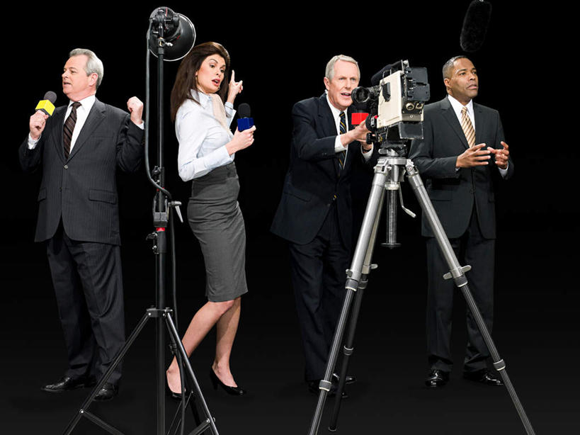 西方人,四个人,伙伴,朋友,站,说,横图,室内,白天,正面,衬衫,西装,讨论,友谊,合作,团队,欧洲,非洲,黑人,欧洲人,握,黑色背景,套装,正装,领带,摄像机,拿,拿着,注视,职业装,话筒,观察,看,站着,战略,摄像,握着,媒体,摄影,影棚,摄影机,观看,司仪,察看,演播室,麦克风,象征,庄重,关注,扩音器,广播,录像,身份,宣传,主持人,传声器,主持,联合,合谋,正式,地位,微音器,电视节目主持人,节目主持人,交流,配合,协作,男人,男性,女人,女性,中年男性,中年女性,白种人,非洲人,沟通,讲话,交谈,商讨,说话,谈话,站立,彩图,全身,影棚拍摄,衬衣,拍摄