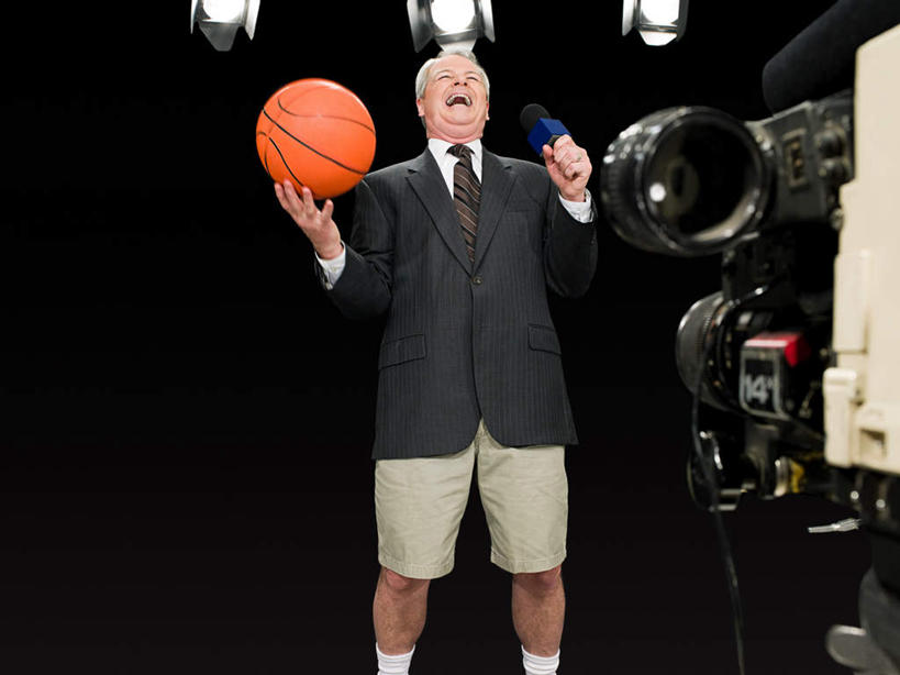 西方人,一个人,站,笑,微笑,露齿笑,横图,室内,白天,正面,衬衫,西装,篮球,照明,欧洲,欧洲人,仅一个男性,仅一个人,握,阴影,黑色背景,套装,正装,光线,影子,灯光,篮球装备,领带,摄像机,拿,拿着,注视,职业装,运动器械,灯,话筒,灯具,观察,看,站着,仅一个老年男性,健身器械,摄像,握着,媒体,摄影,影棚,摄影机,观看,司仪,聚光灯,照亮,察看,演播室,麦克风,象征,庄重,照明设备,关注,扩音器,广播,录像,身份,健身器材,宣传,主持人,传声器,篮球运动,主持,正式,地位,微音器,电视节目主持人,节目主持人,老年男性,男人,男性,白种人,站立,半身,彩图,影棚拍摄,衬衣,拍摄,运动器材
