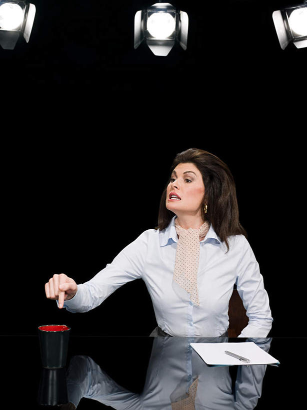 咖啡,西方人,一个人,坐,竖图,室内,白天,正面,幸福,桌面,桌子,杯子,照明,欧洲,欧洲人,仅一个女性,仅一个人,指,阴影,反射,光线,木制,笔,材料,瓷器,档案,文件,影子,纸,灯光,办公用品,咖啡杯,陶瓷制品,注视,指点,娱乐,水笔,灯,文具,饮料,木制品,手稿,学习用品,资料,灯具,观察,看,仅一个中年女性,享受,休闲,温馨,放松,乐趣,媒体,观看,司仪,聚光灯,文具用品,证明,照亮,察看,提神,演播室,舒适,指向,照明设备,关注,广播,文档,瓷杯,醒脑,宣传,主持人,主持,软饮料,电视节目主持人,节目主持人,女人,女性,中年女性,白种人,坐着,半身,彩图