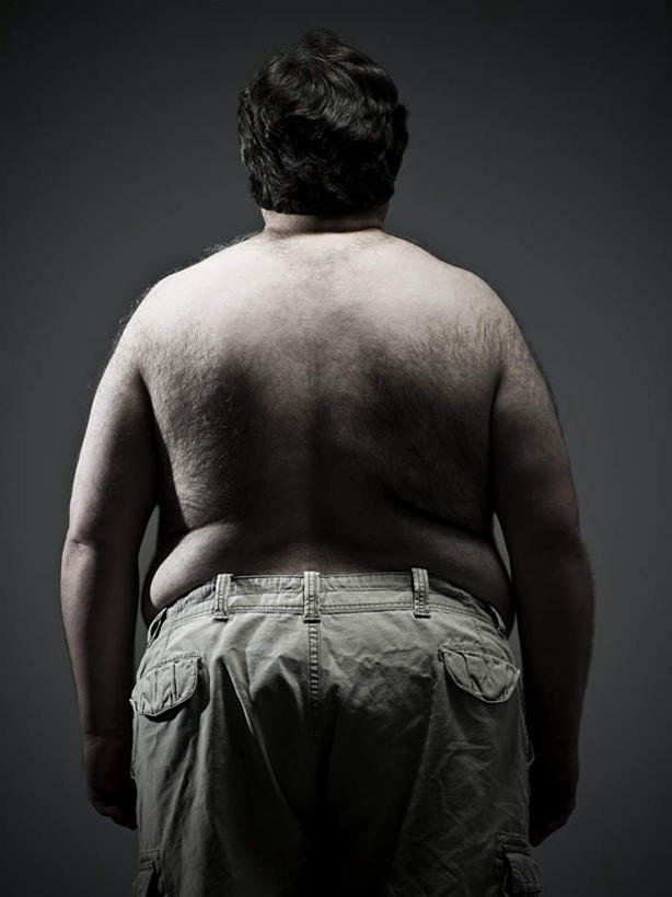 西方人,头发,肥胖,一个人,站,竖图,室内,白天,欧洲,欧洲人,仅一个男性,仅一个人,仅一个中年男性,阴影,灰色背景,裤子,反射,影子,裸露,背面,黑色,站着,摄影,影棚,裸,亚麻色,肥,胖,男人,男性,中年男性,白种人,站立,半身,彩图,影棚拍摄,拍摄,短发