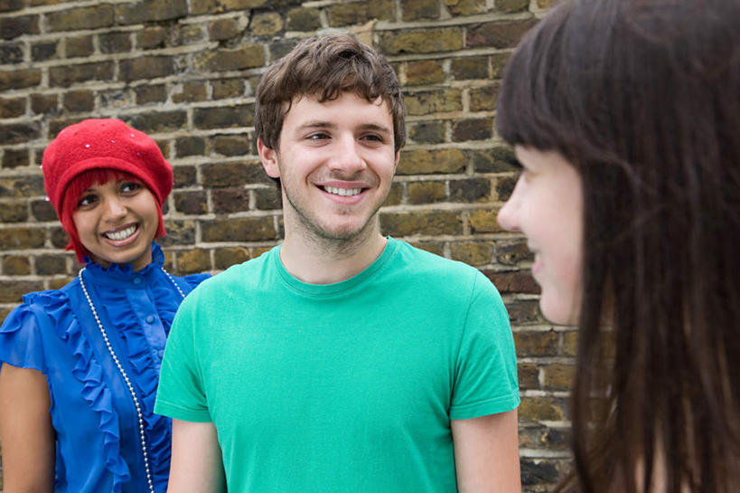 西方人,脸,头,脸颊,三个人,伙伴,朋友,站,笑,微笑,露齿笑,横图,室外,特写,白天,正面,友谊,欧洲,欧洲人,亚洲,服装,朦胧,模糊,头巾,墙,棕色,注视,休闲装,肩膀,墙壁,墙面,衣服,观察,看,站着,休闲,休闲服,服饰,转身,观看,察看,关注,友情,男人,男性,年轻男性,年轻女性,女人,女性,白种人,亚洲人,印度人,头部,脸部,脸蛋,面部,站立,半身,彩图