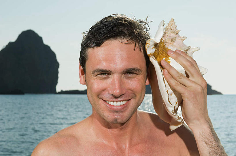 西方人,脸,头,脸颊,手,一个人,站,笑,微笑,露齿笑,横图,室外,特写,白天,正面,海浪,海洋,石头,贝壳,欧洲,欧洲人,仅一个男性,仅一个人,仅一个中年男性,握,朦胧,模糊,石子,浪花,拿,拿着,注视,裸露,肩膀,一个,蓝色,蓝天,天空,海水,天,观察,看,聆听,站着,手部,握着,晴朗,单个,观看,单手,察看,关注,裸,海景,万里无云,凝听,男人,男性,中年男性,白种人,头部,脸部,脸蛋,面部,贝类外壳,海螺壳,软体动物外壳,大海,风浪,海,海水的波动,近岸浪,石块,岩石,涌浪,晴空,晴空万里,站立,半身,彩图