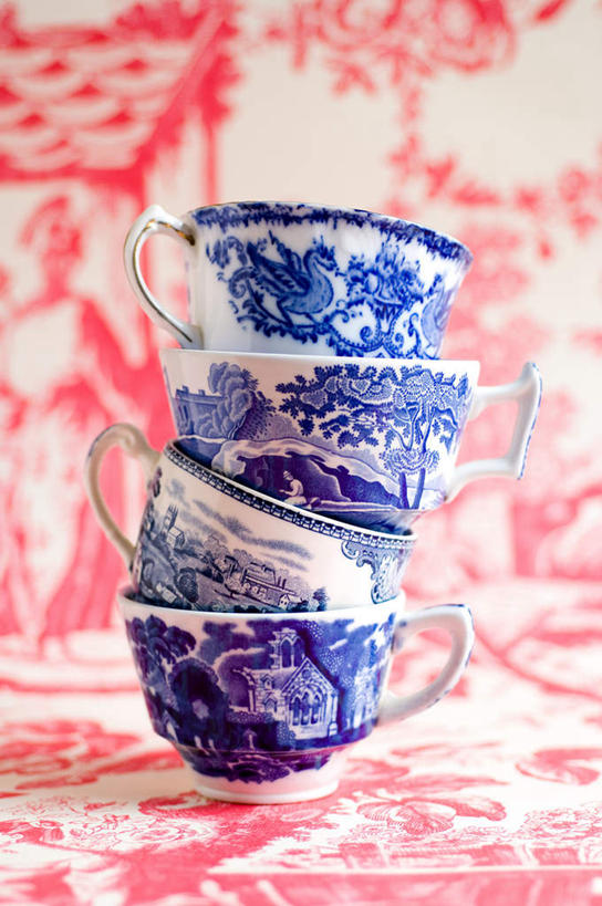 无人,竖图,室内,特写,白天,正面,静物,杯子,一排,阴影,朦胧,模糊,艺术,整齐,反射,瓷器,影子,手工艺品,陶瓷,陶瓷制品,文化,传统,排列,蓝色,水杯,工艺品,四个,青花瓷,堆,高雅,队列,自信心,品位,磁器,白地青花瓷,青花,茶杯,彩图