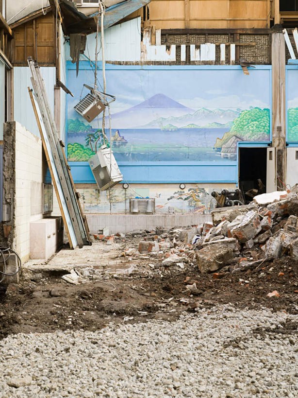 无人,家,竖图,室外,白天,正面,石头,一堆,堆叠,堆积,石子,房屋,屋子,凌乱,楼房,住宅,堆,混乱,毁灭,纷乱,缭乱,庞杂,消灭,扑灭,覆灭,石块,岩石,彩图,房子