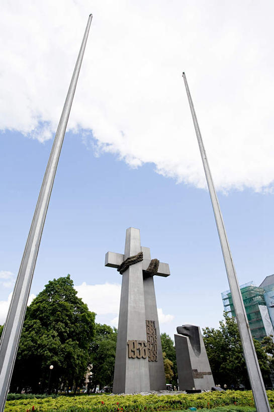 无人,竖图,室外,白天,仰视,度假,草地,草坪,美景,植物,城市风光,城市,雕塑,欧洲,波兰,阴影,艺术,装饰,光线,雕刻,雕像,影子,景观,云,云朵,云彩,娱乐,草,树,树木,蓝色,绿色,白云,蓝天,天空,阳光,自然,工艺品,天,享受,休闲,景色,放松,生长,晴朗,成长,纪念,美术,主题,陈列,中欧,首府,功能,美学,波兰共和国,波兹南,波兹南省,晴空,彩图,低角度拍摄