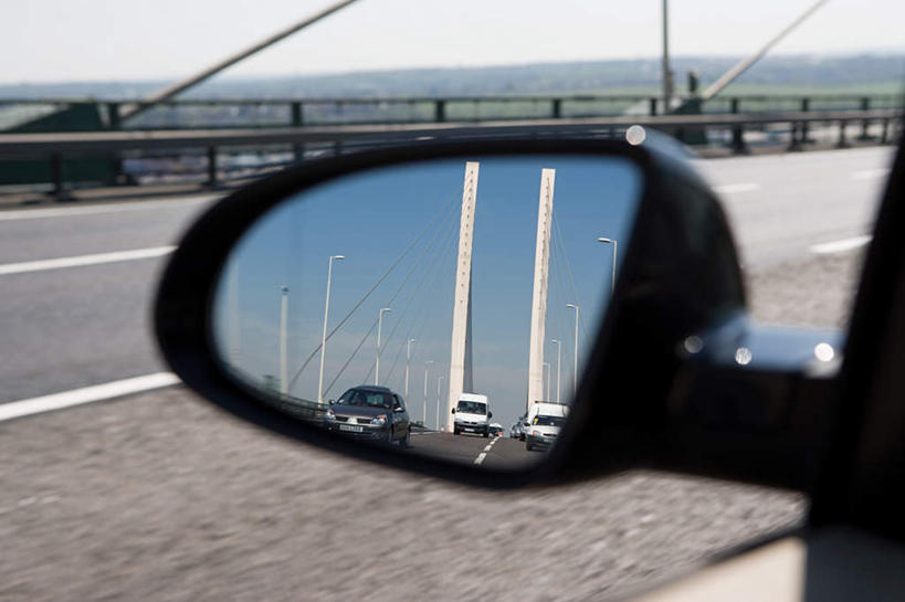 无人,横图,室外,特写,白天,正面,仰视,度假,安全,美景,镜子,城市风光,城市,道路,路,公路,汽车,英国,欧洲,一辆,朦胧,模糊,反射,景观,分界线,反光镜,停车线,交通,娱乐,车,蓝色,蓝天,天空,交通工具,轿车,天,享受,休闲,景色,放松,晴朗,车行道,车行道分界线,镜像,生命,镜面,西欧,载具,标线,大不列颠,威尔士,车行线,大不列颠及北爱尔兰联合王国,万里无云,光学,凸面镜,大不列颠联合王国,日不落英帝国,威尔士公国,威尔士塞文桥,晴空,晴空万里,马路,彩图,低角度拍摄,广角镜