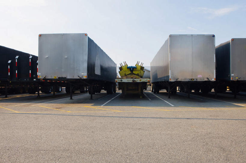 无人,横图,室外,白天,仰视,度假,美景,城市风光,城市,道路,卡车,路,公路,一排,阴影,整齐,光线,影子,景观,云,云朵,分界线,停车线,集装箱,交通,云彩,娱乐,排列,蓝色,白云,蓝天,天空,阳光,天,享受,休闲,景色,放松,集装箱车,晴朗,货车,车行道,车行道分界线,队列,标线,货运车,车行线,四辆,晴空,马路,载重汽车,彩图,低角度拍摄